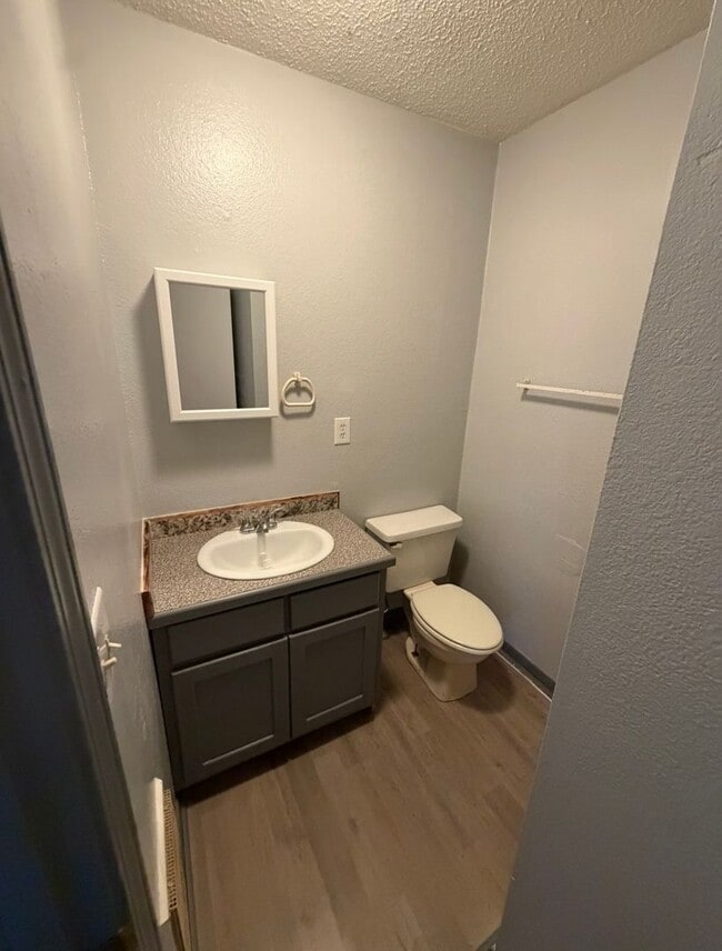 Building Photo - 1 Bed 1 Bath Duplex Available Now!