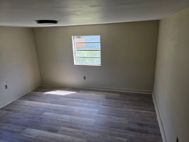Building Photo - 2 bed/1 bath House Under Renovations