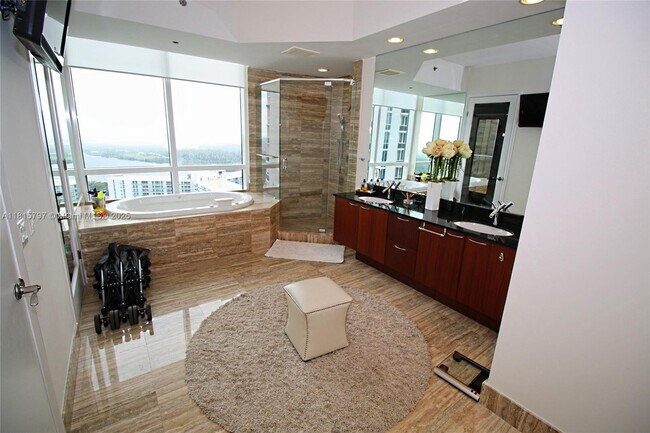 Building Photo - 15901 Collins Ave