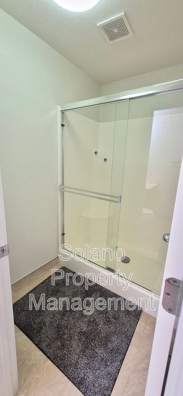 Building Photo - 2080 Mariposa Dr