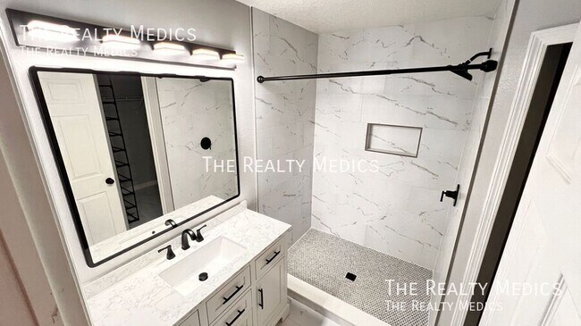 Building Photo - 2132 Falkner Rd