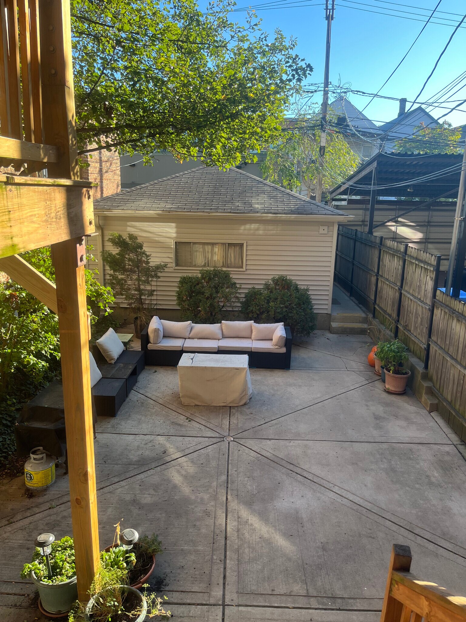 Building Photo - 1655 N Artesian Ave