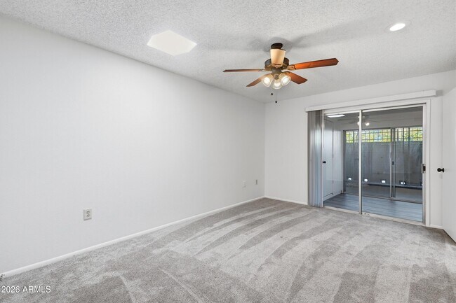 Building Photo - 10922 W Santa Fe Dr