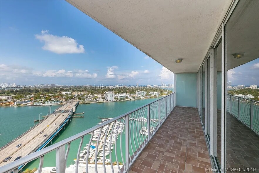 Building Photo - 7601 E Treasure Dr