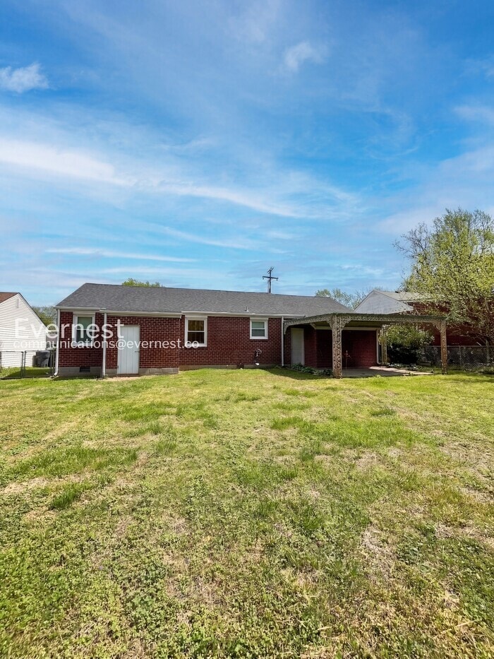 Building Photo - 3233 Southlake Dr