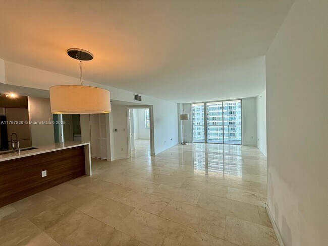 Building Photo - 1155 Brickell Bay Dr