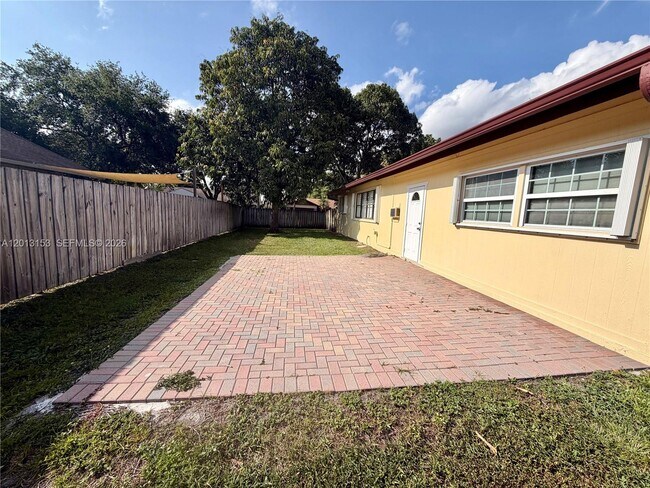 Building Photo - 5501 SW 118th Ave