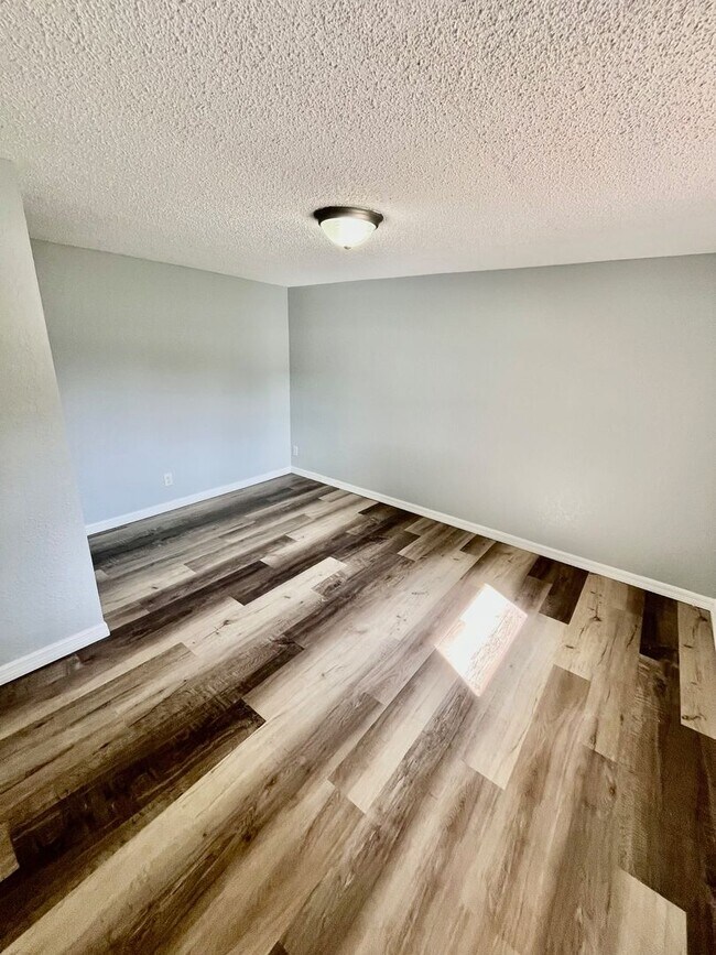 Building Photo - HUGE Dade City 3BR/1BA/1 Car Garage Home w/Tons of Living Area! NO APPLICATION FEE!