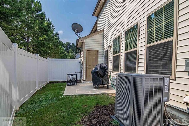 Building Photo - Room in 4 Bedroom Home at Bluegrove Rd