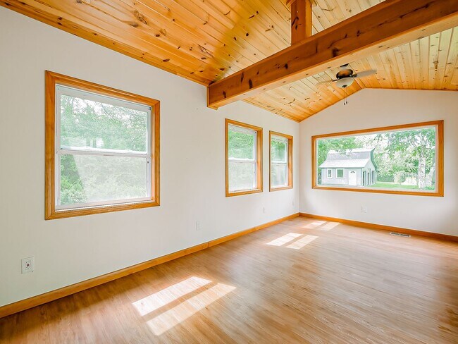 Building Photo - Your Private Retreat Just Minutes from Downtown South Lyon