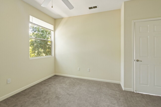 Building Photo - 5201 Laguna Oaks Dr