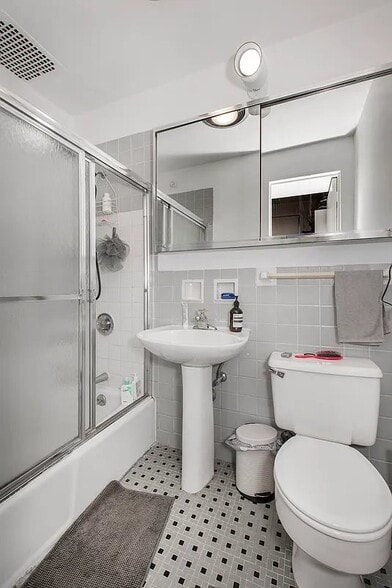 Building Photo - 196 Prince St