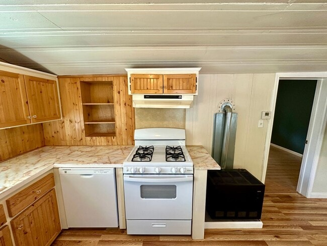 Building Photo - charming 1-bedroom, 1-bathroom home locate...