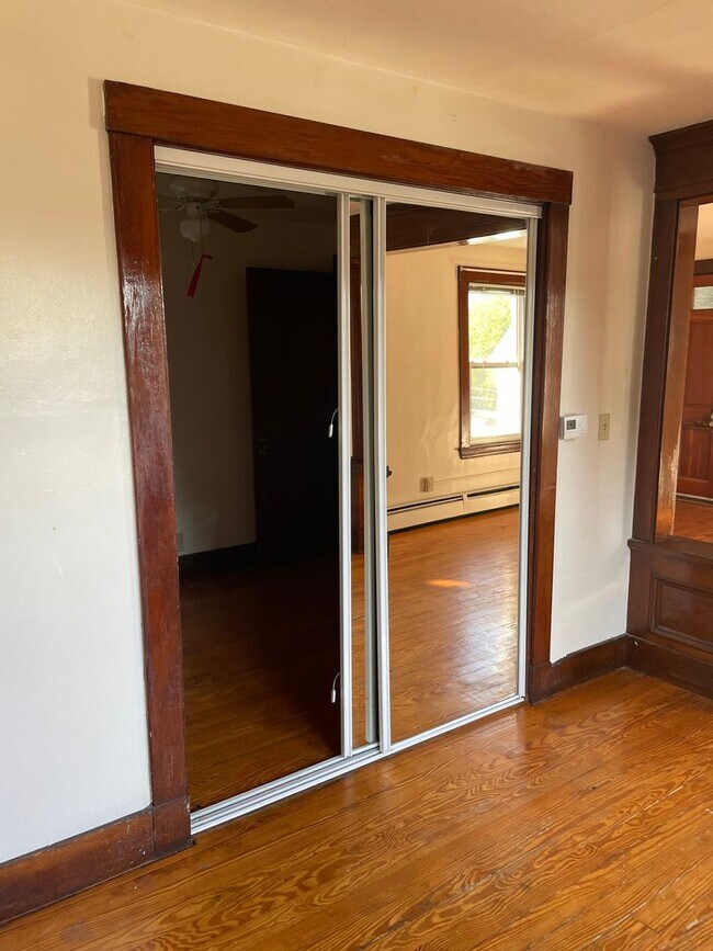 Building Photo - 2BR/1BA, WD Hookups, Parking!