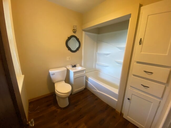 Building Photo - 6427 Chippewa Rd