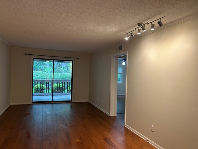 Building Photo - 33 Lake Dr