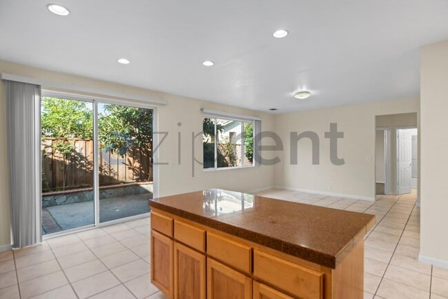 Building Photo - 709 Buriat St