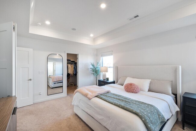 Building Photo - 484 Creekside Dr