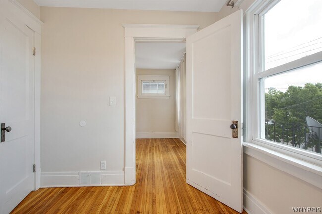 Building Photo - 509 Hinman Ave