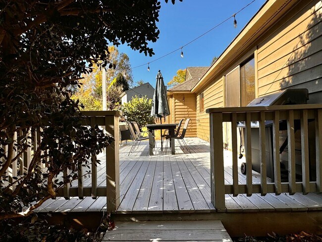 Building Photo - Close to UVA & Downtown-Don't miss this Mi...