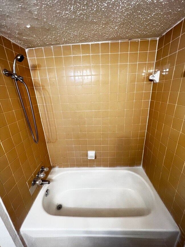 Building Photo - Location! Location! Location! Lovely 2-Sto...