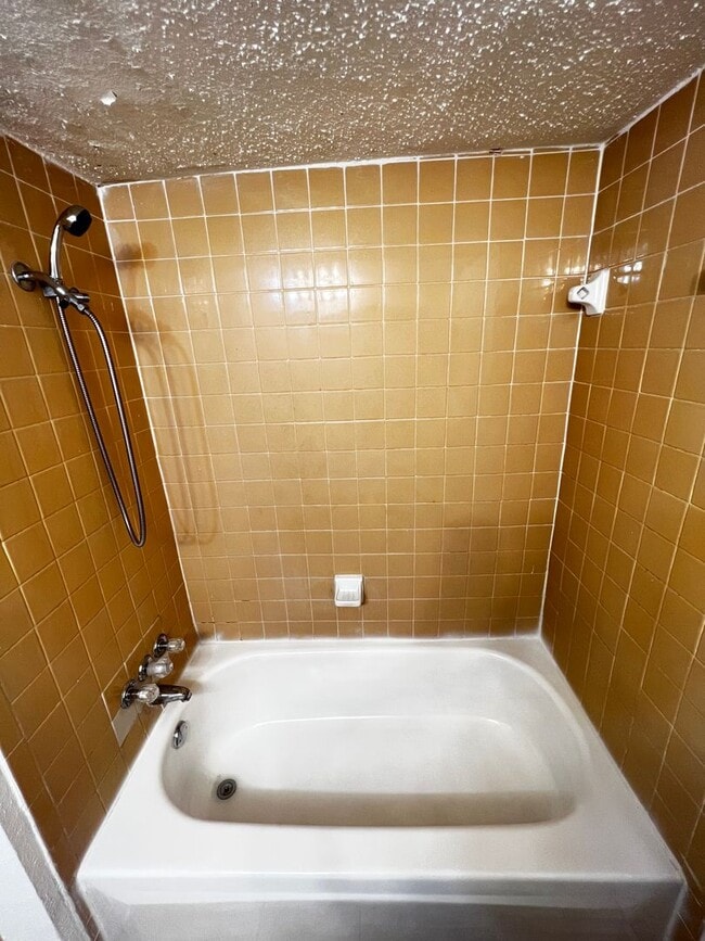 Building Photo - Location! Location! Location! Lovely 2-Story Townhouse