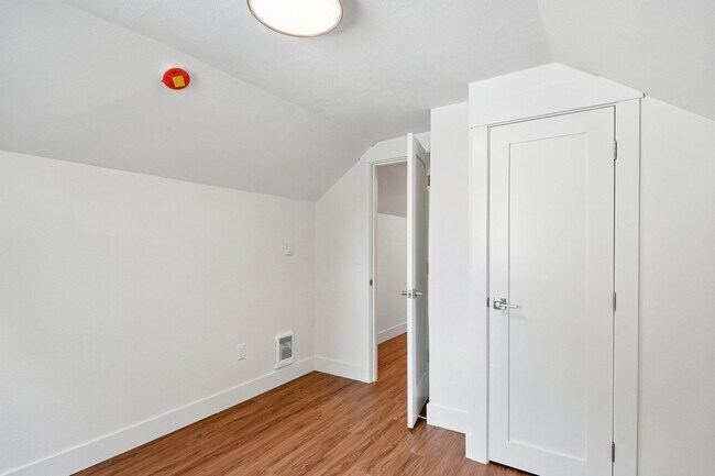 Building Photo - 131 E 70th St
