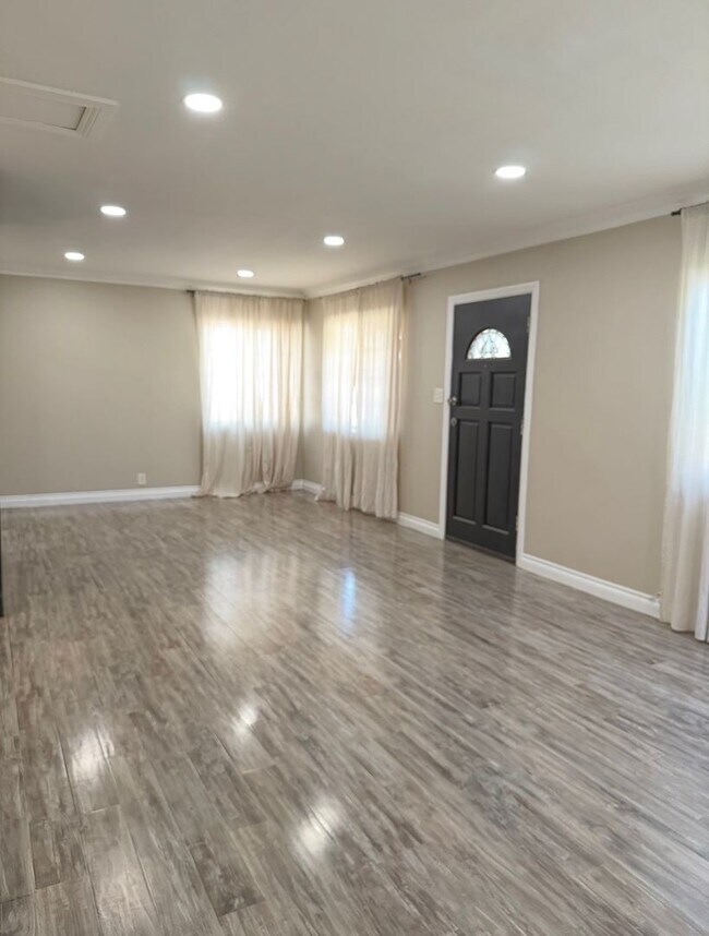 Building Photo - 5 Bed 3 Bath House Available Now!