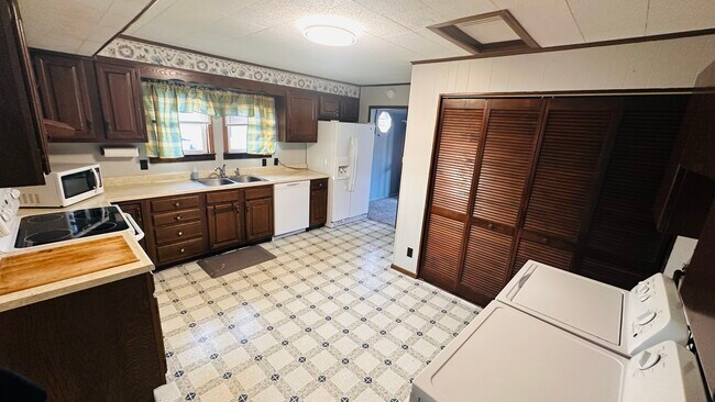 Building Photo - 1031 Field Dr