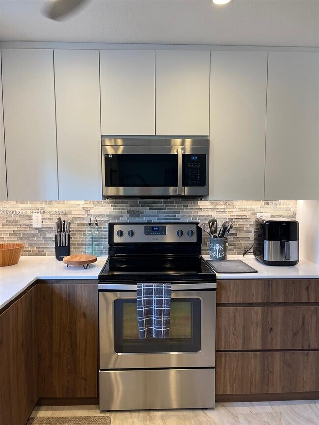 Building Photo - 411 Alesio Ave