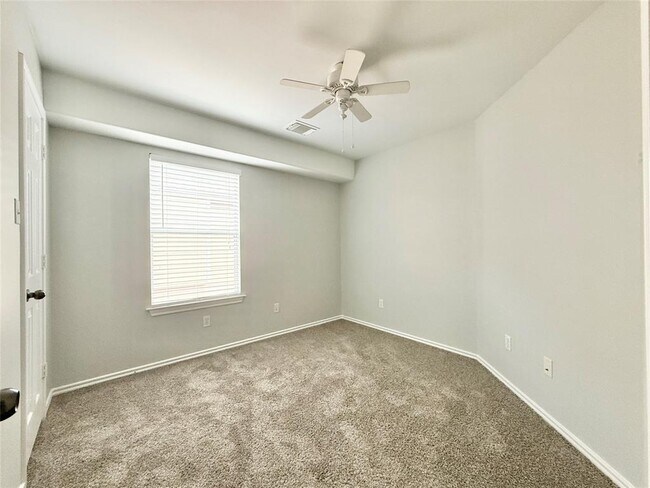 Building Photo - 23 Blue Creek Pl