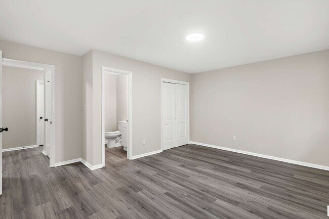Building Photo - Redone townhouse