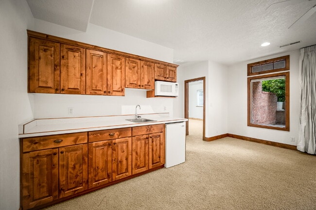 Building Photo - "Spacious 4-Bedroom, 4.5 Bathroom 4792 sq. ft. Retreat with Scenic Views and Cozy Fireplace in St...