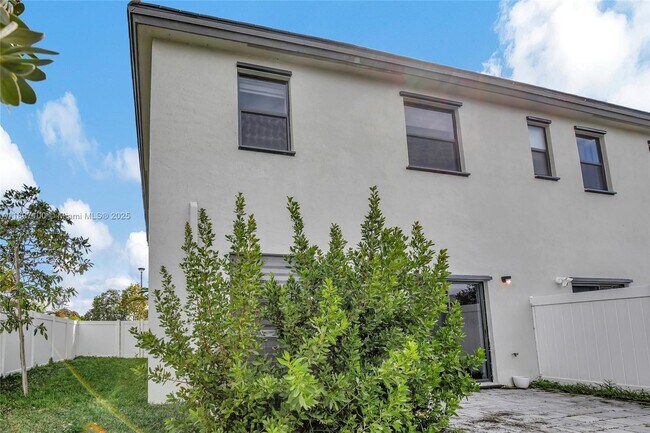 Building Photo - 20492 NW 4th Ave