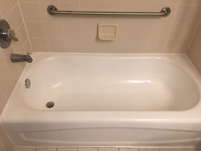 Building Photo - 1 bedroom, 1 bathroom condo for rent in Th...