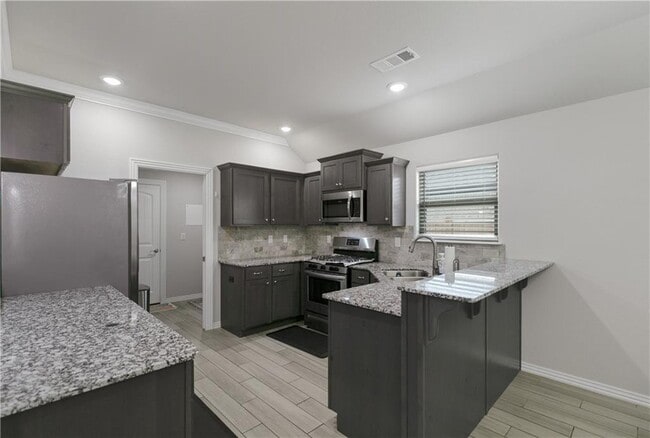 Building Photo - 1041 Lakeview Dr