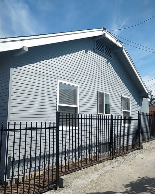 Building Photo - **Beautiful 2 Bed 1 bath Single Family Hom...