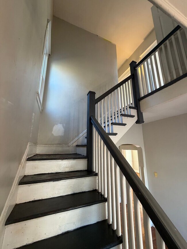 Building Photo - Charming 4bdrm/1.5bth Home Located in Richmond's North Highland Park w/Balcony!!