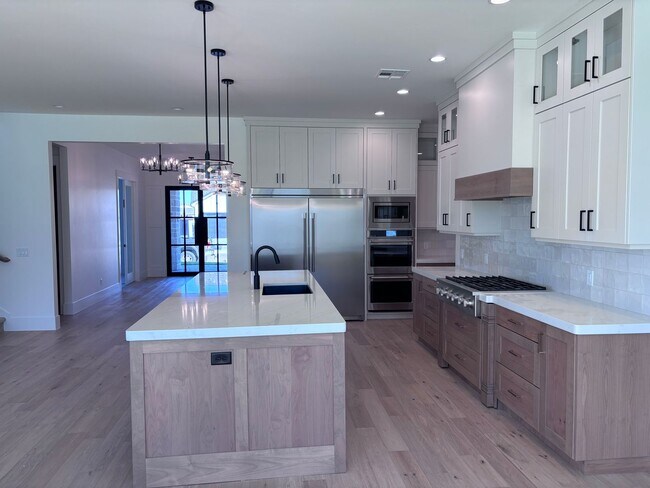 Building Photo - Beautiful 5 bed 4 bath home in Desert Canyon