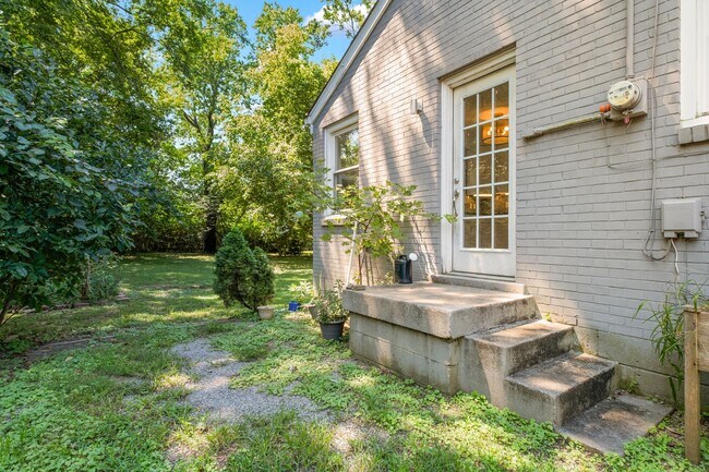 Building Photo - 2129 Crystal Dr