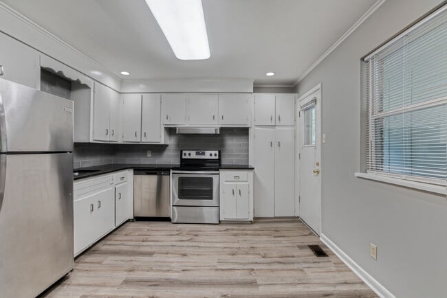 Building Photo - Adorable Midtown Duplex