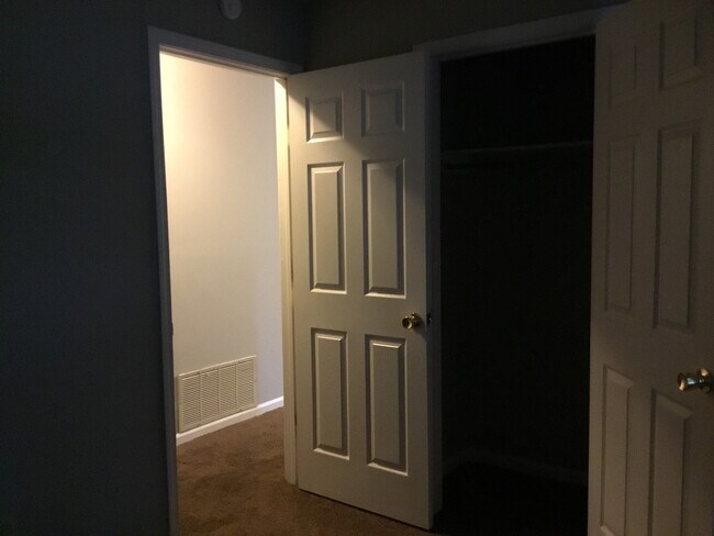 Building Photo - Roomy Southside 3 Bedroom Home with fenced...