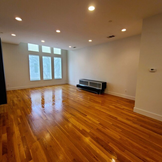 Building Photo - Spacious 3-Story Townhouse With Rooftop De...