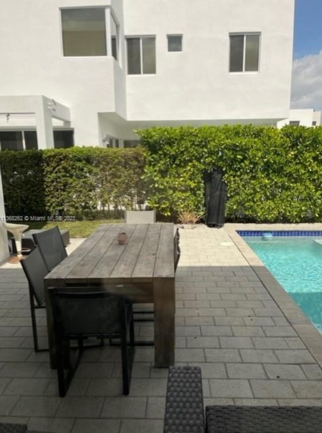 Building Photo - 10045 NW 76th Ter