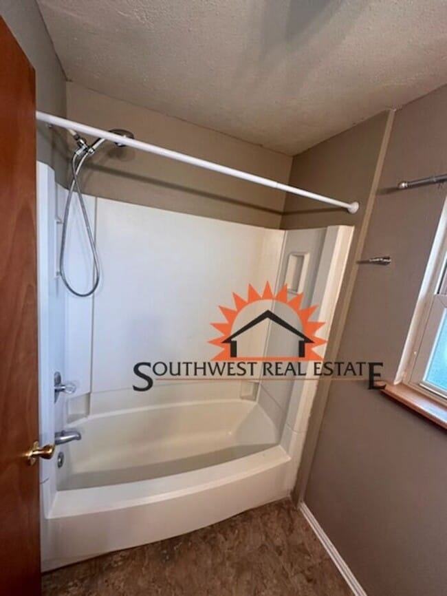 Building Photo - Spacious 1 bedroom 1 bath home.