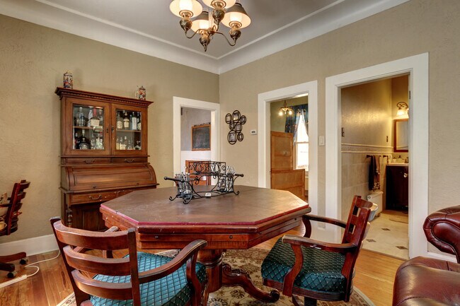 Building Photo - Bungalow in Desirable Highlands! Location Matters!