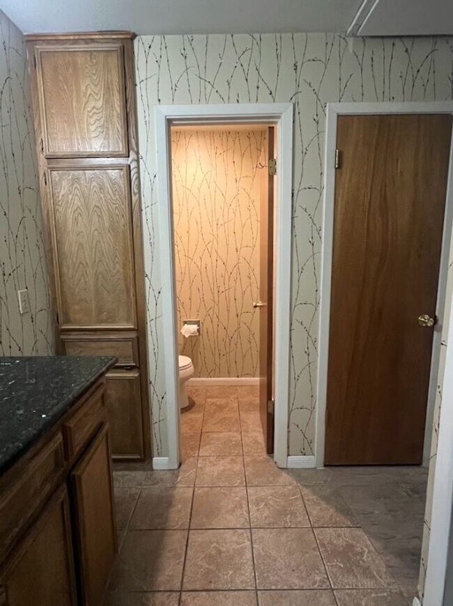 Building Photo - PRE LEASE CONDO FOR FALL 2026 - W/D Included