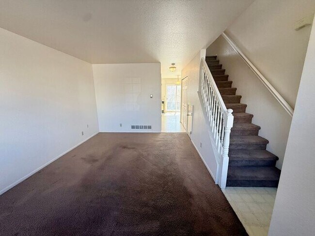 Building Photo - 2 Bed 1.5 Bath Townhouse End Unit in North Central Loveland