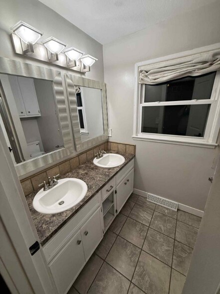 Building Photo - 1324 N Crestline St