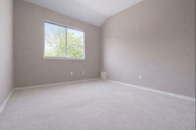 Building Photo - 702 Epperson Way